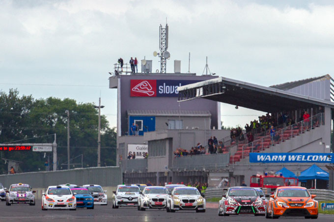 ARC Bratislava by Ferry Monster Autosport- SEAT leidt in de Hankook 24H SLOVAKIA RING